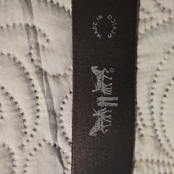 Levi's Black Leather Belt with Matte Finish - Picture 4 of 7